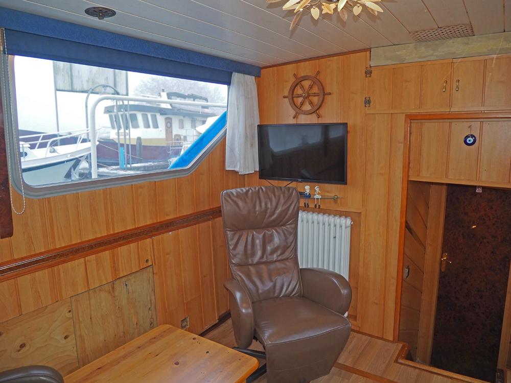 Saloon, Accommodation